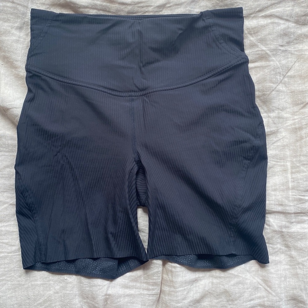 Lululemon high rise, ribbed yoga short